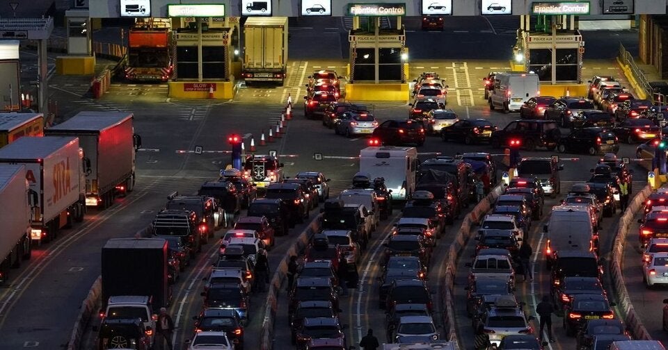 Im Hafen von Dover standen mitten in der Nacht reihenweise Fahrzeuge Schlange, die verzweifelt versuchten, einen Platz auf einer Fähre nach Frankreich zu ergattern, bevor das Land für Reisende gesperrt wurde