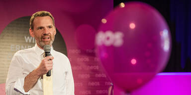 NEOS: "Regierung im Wachkoma"