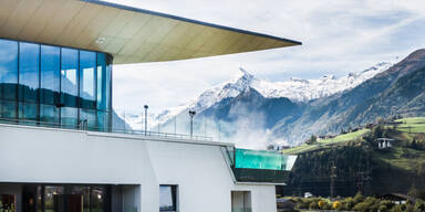Im Infinitypool die Bergwelt bestaunen.
