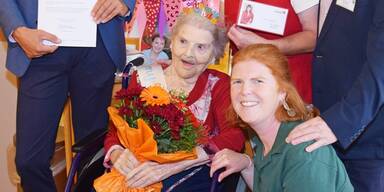 Die Jubilarin Anna-Maria M&uuml;ller mit Thomas Saurauer, Claudia Schwarz, Andreas Kurleto (von links) sowie Elisabeth Kroupa (vorne).&nbsp;