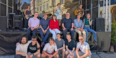 Headliner Ankathie Koi brachte die Stimmung am Schrannenplatz noch einmal zum Sieden! Von links: Stadtrat Tim P&ouml;chhacker, Vizeb&uuml;rgermeister Rainer Praschak, &bdquo;Keytarist&ldquo; Dominik Beyer, Ankathie Koi, B&uuml;rgermeisterin Silvia Drechsler und Stadtrat Stephan Schimanowa.&nbsp;