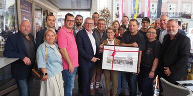 Eine gro&szlig;e Abordnung der bunten Stadtregierung mit Erster Vizeb&uuml;rgermeisterin Erika Buchinger an der Spitze gratulierte der Familie Wilczek zum besonderen Jubil&auml;um ihrer "W&uuml;rstl Boutique".&nbsp;