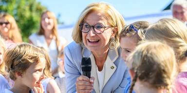 F&uuml;r die Er&ouml;ffnung des Kindergartens holte sich Landeshauptfrau Johanna Mikl-Leitner Unterst&uuml;tzung von den Kindern.&nbsp;