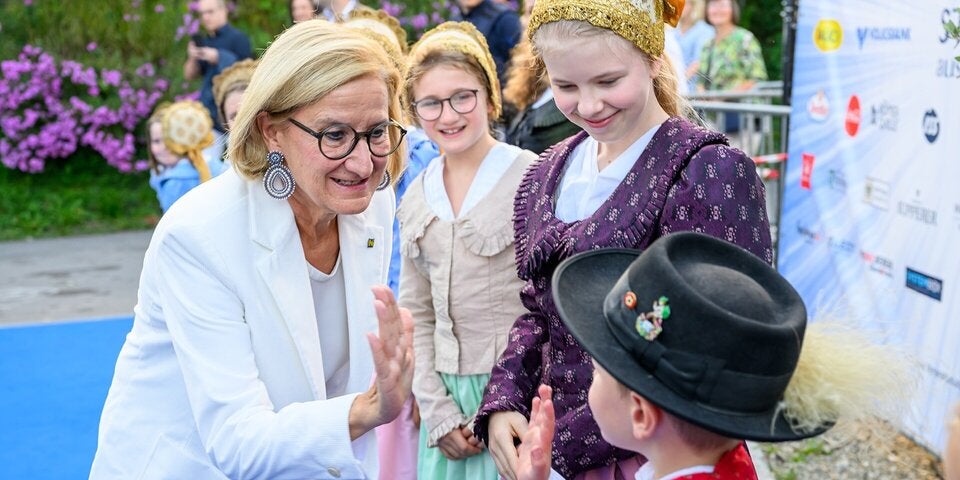 Landeshauptfrau Johanna Mikl-Leitner freute sich mit den Kleinsten Wachauerinnen und Wachauern, dass die Starnacht endlich losgeht. 