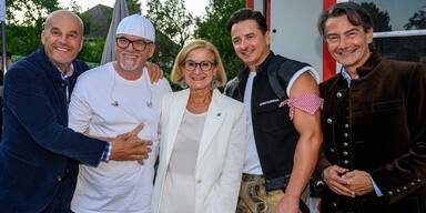 Bei der 13. Starnacht aus der Wachau in Rossatzbach (v.l.): Veranstalter Martin Ramusch (ipImedia marketing GmbH), DJ &Ouml;tzi, Landeshauptfrau Johanna Mikl-Leitner, Andreas Gabalier und ORF Generaldirektor Roland Wei&szlig;mann.&nbsp;