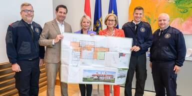 Kdt.-Stv. Harald Jungmayer, B&uuml;rgermeister David Berl, Vizeb&uuml;rgermeisterin Silvia Wohlfahrt, Landeshauptfrau Johanna Mikl-Leitner, Kommandant Emanuel Vermeer und d der Leiter des Verwaltungsdienstes Andreas Schiffner.&nbsp;