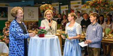 Bildungs-Landesr&auml;tin Christiane Teschl-Hofmeister und Landeshauptfrau Johanna Mikl-Leitner im Gespr&auml;ch mit Sona Felingerova und Lukas Sch&ouml;dl von der Landwirtschaftlichen Fachschule Mistelbach.&nbsp;