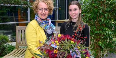Bildungs-Landesr&auml;tin Christiane Teschl-Hofmeister und Silbermedaillengewinnerin Lilli Heuer (Schick Blumenbinder Wr. Neustadt)&nbsp;