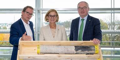 EVN-Vorstandsdirektor Stefan Szyszkowitz, Landeshauptfrau Johanna Mikl-Leitner und LH-Stellvertreter Stephan Pernkopf mit einem Bohrkern zur Geothermie.&nbsp;