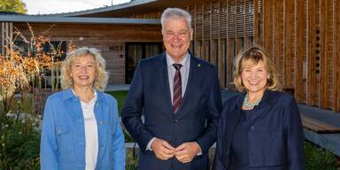 Landesr&auml;tin Eva Prischl, Landesrat Anton Kasser sowie Mag.a Susanne Sellnar (Direktorin des SBZ Korneuburg).&nbsp;