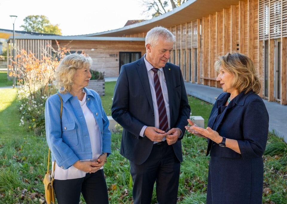 Landesrätin Eva Prischl, Landesrat Anton Kasser sowie Mag.a Susanne Sellnar (Direktorin des SBZ Korneuburg). 