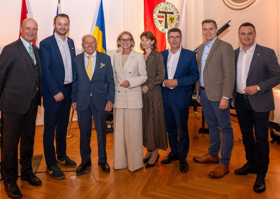 (v.l.n.r.) Bezirkshauptmann Andreas Riemer, Leiter der LAD3 Christoph Reiter-Havlicek, Bürgermeister a.D. Willi Stift, Landeshauptfrau Johanna Mikl-Leitner, Landesamtsdirektor-Stellvertreterin Verena Sonnleitner, Bürgermeister Peter Eisenschenk und die Landtagsabgeordneten Christoph Kaufmann und Andreas Bors. 
