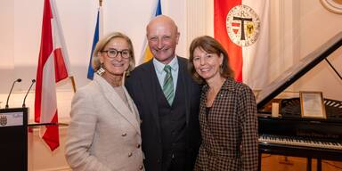 Landeshauptfrau Johanna Mikl-Leitner mit Bezirkshauptmann Andreas Riemer und Landesamtsdirektor-Stellvertreterin Verena Sonnleitner. 