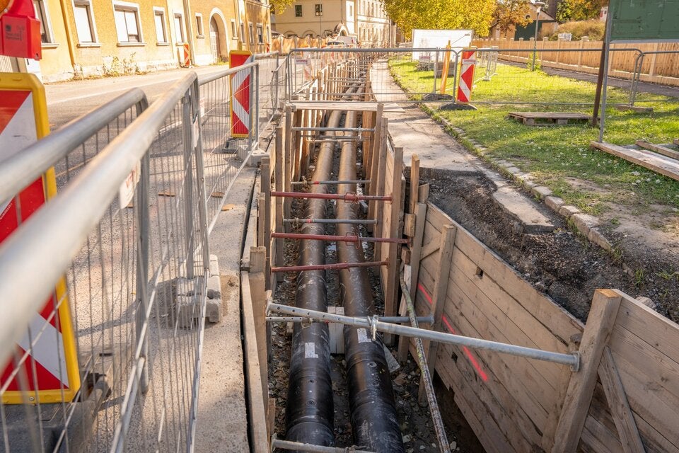 Effizienter Wärmetransport – in der isolierten Leitung mit einem Durchmesser von bis zu 25 cm fließt das heiße Wasser zwischen den Gemeinden 
