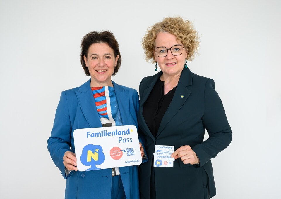 Barbara Trettler, Geschäftsführerin der Familienland Niederösterreich GmbH, und Familien-Landesrätin Christiane Teschl-Hofmeister. 