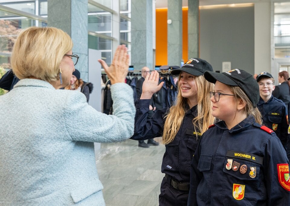 7. NÖ Freiwilligenmesse im Landhaus St. Pölten: Landeshauptfrau Johanna Mikl-Leitner begrüßt die Jungfeuerwehr-Frauen der Freiwilligen Feuerwehr Brand-Laaben. 