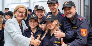 Landeshauptfrau Johanna Mikl-Leitner mit den freiwilligen Feuerwehrm&auml;nnern und -frauen der FF Johannesberg.&nbsp;