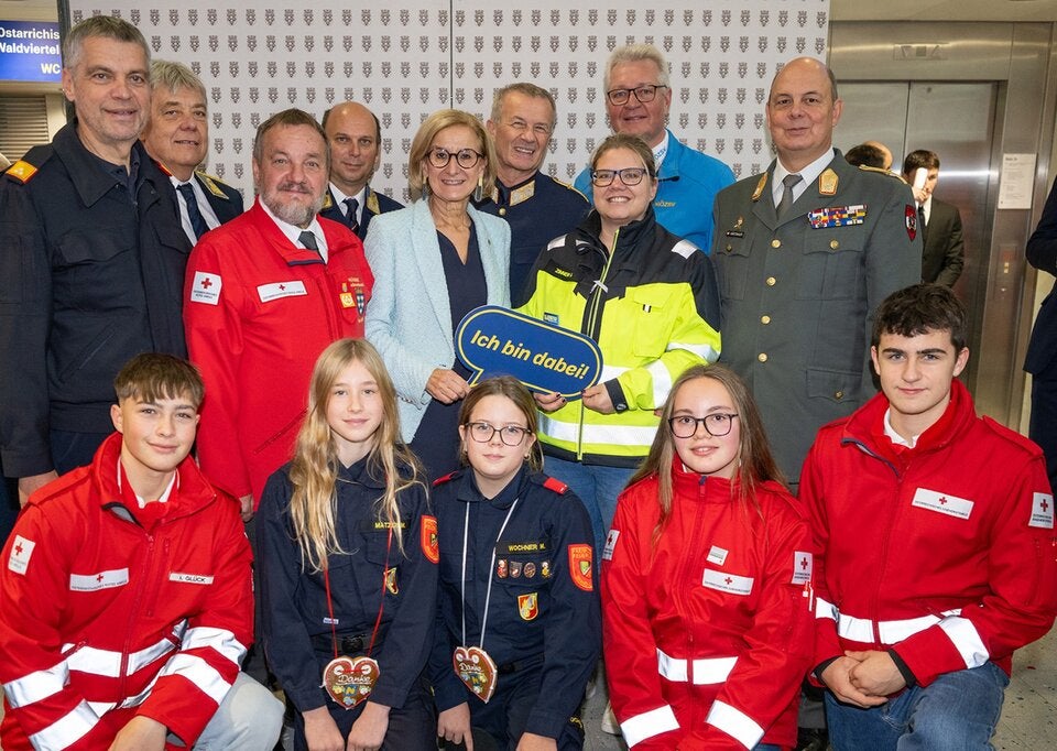 (v.l.n.r.) Bezirksfeuerwehrkommandant Georg Schröder, NÖ Samariterbund-Präsident Hannes Sauer, Präsident NÖ Rotes Kreuz Hans Ebner, Landesleiter Wasserrettung Markus Schimböck, Landeshauptfrau Johanna Mikl-Leitner, NÖ Landespolizeidirektor Franz Popp, Anita Zinner vom Notruf NÖ, NÖ Zivilschutzverband-Präsident Landtagsabgeordneter Christoph Kainz, NÖ Militärkommandant Georg Härtinger und (vorne kniend) die jungen Freiwilligen von Rettung und Feuerwehr. 