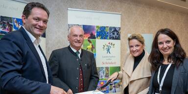 30 Jahre Verband der Naturparke &Ouml;sterreichs gefeiert: Bundesminister Norbert Totschnig, Johann Thauerb&ouml;ck, der Pr&auml;sident des Verbands Naturparke &Ouml;sterreich, Landesr&auml;tin Susanne Rosenkranz und Verbands-Gesch&auml;ftsf&uuml;hrerin Julia Friedlmayer.&nbsp;