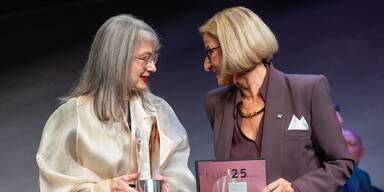 Landeshauptfrau Johanna Mikl-Leitner &uuml;berreichte Gabriele Petricek den W&uuml;rdigungspreis in der Kategorie Literatur.&nbsp;