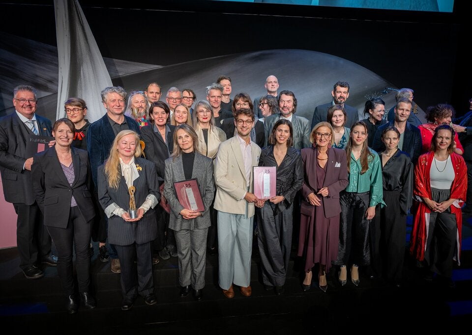 Landeshauptfrau Johanna Mikl-Leitner mit allen Preisträgerinnen und Preisträgern bei der Kulturpreisgala 2025 im Festspielhaus St. Pölten. 