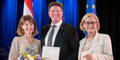 Landeshauptfrau Johanna Mikl-Leitner mit dem neuen Bezirkshauptmann von Baden Christian Pehofer und seiner Vorg&auml;ngerin Verena Sonnleitner, nunmehrige Landesamtsdirektor-Stellvertreterin.&nbsp;