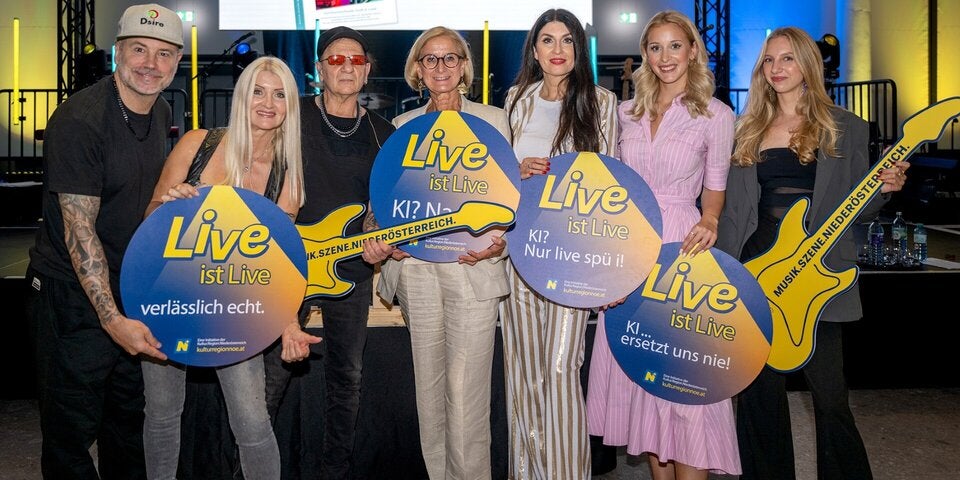 NÖ Musikerinnen- und Musikertreffen am Flughafen Wien-Schwechat: (v.l.n.r.) Gitarrist Thomas Eder und Sängerin Astrid Wirtenberger, Erich Buchebner, Landeshauptfrau Johanna Mikl-Leitner, Monika Ballwein, Anna Rosa Döller und Chiara Alina. 