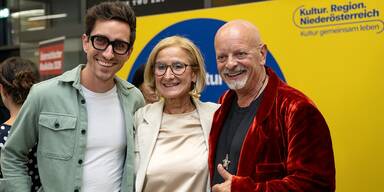  Landeshauptfrau Johanna Mikl-Leitner mit (li.) Musiker Luke Andrews und (re.) Sänger Gary Lux. 