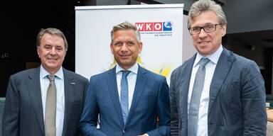 WKN&Ouml;-Pr&auml;sident Wolfgang Ecker, Wirtschaftsminister Wolfgang Hattmannsdorfer und Industrie-Spartenobmannstellvertreter Bernhard Dichtl beim "Industrielunch&ldquo; der Sparte Industrie der WKN&Ouml; (v.l.)&nbsp;