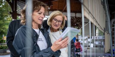 Landeshauptfrau Johanna Mikl-Leitner mit Architektin und Projektleiterin „Handwerk & Baukultur“ Johanna Digruber „Auf der Walz“ am Standort Payerbach. 