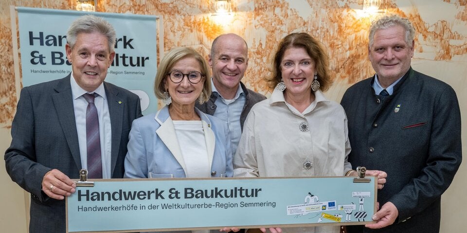 Bei der Veranstaltung „Auf der Walz“ am letzten Stopp, dem Sporthotel Semmering (v.l.): Landtagsabgeordneter Hermann Hauer, Landeshauptfrau Johanna Mikl-Leitner, der Semmeringer Bürgermeister Hermann Doppelreiter, Bezirkshauptfrau Alexandra Grabner-Fritz und Joachim Köll, Vizebürgermeister Payerbach und Obmann der Kleinregion Semmering-Rax. 