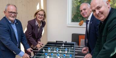 &bdquo;Testspiel&ldquo; in der neuen Nachmittagsbetreuung (v.l.): Scharndorfs B&uuml;rgermeister Leopold Zwickelstorfer, Landeshauptfrau Johanna Mikl-Leitner, Rohraus B&uuml;rgermeister Albert Mayer und Franz Glock, der B&uuml;rgermeister von G&ouml;ttlesbrunn-Arbesthal.&nbsp;