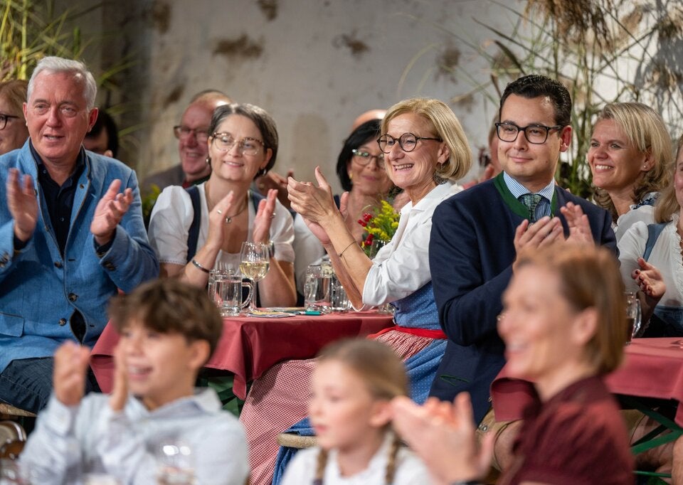 Beste Unterhaltung bei „Mei liabste Weis“ in Großschönau (v.l.n.r.): Kulturregion NÖ Geschäftsführer Martin Lammerhuber, Bürgermeisterin Elisabeth Wachter, Bundesrätin Margit Göll und Landeshauptfrau Johanna Mikl-Leitner.