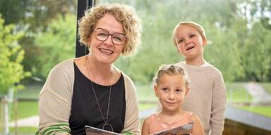 Bildungs-Landesr&auml;tin Christiane Teschl-Hofmeister mit Emma Winter und Levi Holzer.&nbsp;