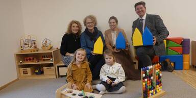 (v.l.n.r.): Kindergartenleiterin Monika Wallisch, Familien-Landesr&auml;tin Christiane Teschl-Hofmeister, B&uuml;rgermeisterin Carmen Jeitler-Cincelli und Bezirkshauptmann Christian Pehofer mit Josefine und Adele&nbsp;