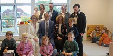 TBE-Leiterin Bernadette Schwarz mit Klara, Bürgermeister Christian Stacherl, Geschäftsführende Gemeinderätin Andrea Stickelberger, Kindergartenleiterin Eva Riegler, 2. Reihe (v.l.n.r.): Familienlandesrätin Christiane Teschl-Hofmeister, Bezirkshauptmann Markus Sauer, Kindergarteninspektorin Doris Bach und Thomas, 1. Reihe (v.l.n.r.): Darwin, Katja, Amelie und Julian 