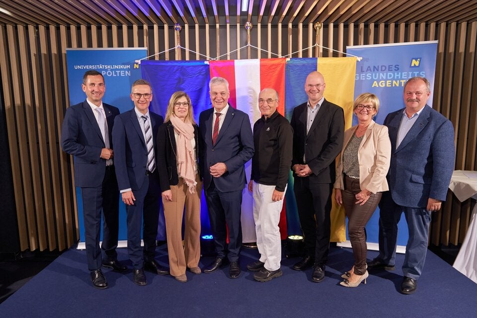 Mag. Dr. Bernhard Kadlec (Vorstand der NÖ Landesgesundheitsagentur), Ing. Christian Müllner, MSc, MBA (Kaufmännischer Direktor) Priv.-Doz. Dr. Karin Pieber (Ärztliche Direktorin), Landesrat Anton Kasser, Prim. Clin. Assoc. Prof. Dr. Christoph Hörmann (Leiter der Klinischen Abteilung für Anästhesie und Intensivmedizin), Dipl. Ing. Franz Laback, MBA (Geschäftsführer Gesundheit Region Mitte GmbH), Maria Gwiß, MSc (Organisationsleiterin Blutbank) und Walter Hobiger (Stadtrat St. Pölten)  