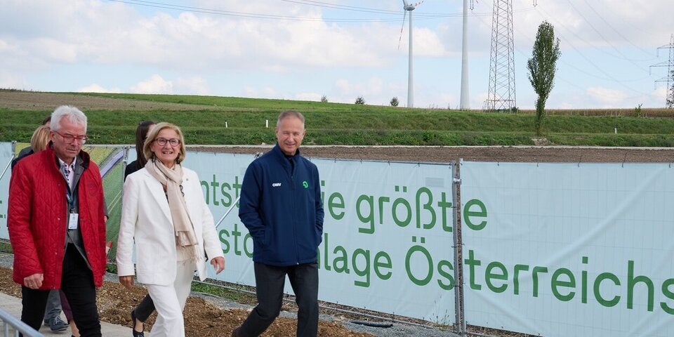 Bürgermeister Gerhard Weil, Landeshauptfrau Johanna Mikl-Leitner und OMV-CEO Alfred Stern am Weg zur Baustelle 