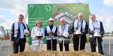 Martijn van Koten, Landeshauptfrau Johanna Mikl-Leitner, OMV-CEO Alfred Stern, B&uuml;rgermeister Gerhard Weil, Strabag CEO Stefan Kratochwill und Siemens Energy &Ouml;sterreich Gesch&auml;ftsf&uuml;hrer Ales Presern (v.l.n.r.) beim Spatenstich f&uuml;r die Wasserstoffanlage in Bruck an der Leitha.&nbsp;