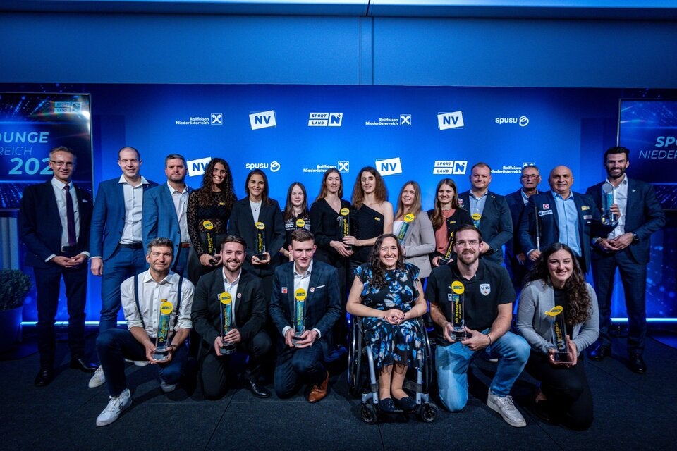Markus Gschladt (Raiffeisen), Johannes Öfferl (spusu), Martin Gabler (NV), Vasiliki Alexandri, Jennifer Klein (SKN), Nina Skerbinz, Anna-Maria Alexandri, Eirini-Marina Alexandri, Sandra Kaufmann, Lara Teynor, Alexander Schmirl, Bil Marinkovic, LH-Stellvertreter Udo Landbauer (hinten); Philipp Kaider, Nico Haberl, Johannes Aigner, Claudia Lösch, Kenan Hasecic (UHK), Elena Roch (vorne)

	  