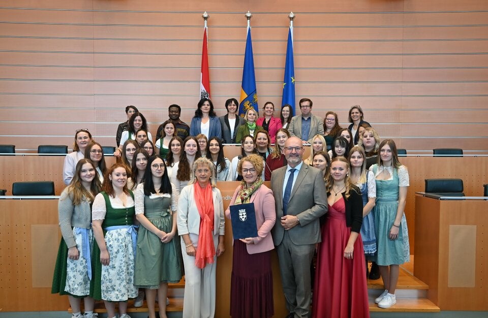  Bildungs-Landesrätin Christiane Teschl-Hofmeister (Mitte), Landesschulinspektorin Agnes Karpf-Riegler (Mitte links) und Landesgüterdirektor Erhard Kührer (Mitte rechts) mit den Absolventinnen und dem Absolventen sowie den Lehrkräften 