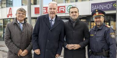 Bild (Stadt Wiener Neustadt/Weller): Stadthauptmann Anton Aichinger, Bürgermeister Klaus Schneeberger, Sicherheitsstadtrat Kevin Pfann und Stadtpolizeikommandant Manfred Fries. 