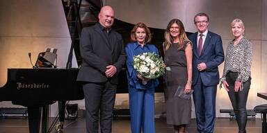 &nbsp;Intendant Florian Krump&ouml;ck, Stargr&ouml;&szlig;e Senta Berger, B&ouml;sendofer Klaviermanufaktur-Gesch&auml;ftsf&uuml;hrerin Sabine Grubm&uuml;ller, Kulturstadtrat Franz Piribauer und Alexandra Potzmann (Kasematten-Standortleiterin)&nbsp;