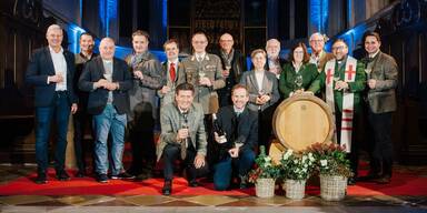 &nbsp;v.l.n.r.: SPAR-Vorstand Hans K. Reisch, Ursin Haus GF Wolfgang Schwarz, Schauspieler Rudi Roubinek, Intendant Christoph Wagner-Trenkwitz, Ing. Hans Penz, General Rudolf Striedinger, Chefredakteur Harald Knabl, Tuula Nidetzky, Dr. Franz Fischler, Eva und Karl Steininger, Stadtpfarrer Jacek Zelek, Nationalratsabgeordneter Lukas Brandweiner; vorne: Bgm. Harald Leopold, Weinbauvereinsobmann Robert Herbst&nbsp;