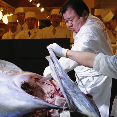 Der Restaurant-Betreiber Kiyoshi Kimura kaufte diesen Thunfisch für 1,3 Millionen Euro