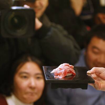 Der Restaurant-Betreiber Kiyoshi Kimura kaufte diesen Thunfisch für 1,3 Millionen Euro