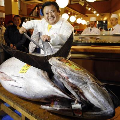 Der Restaurant-Betreiber Kiyoshi Kimura kaufte diesen Thunfisch für 1,3 Millionen Euro