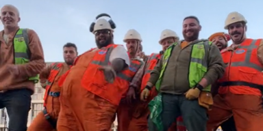 Tanzende Bauarbeiter