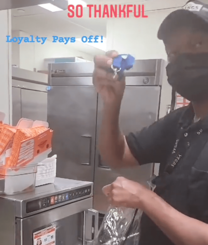 27 Jahre ohne Fehltag: DIESES Geschenk bekommt Burger-King-Mitarbeiter