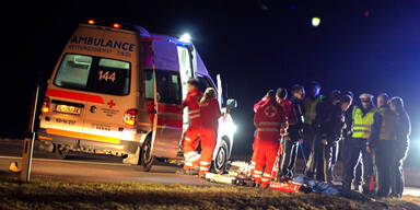 PKW-Fahrer fährt Fußgänger tot - Flucht